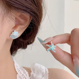 Eleganti orecchini a lobo blu con stella marina e conchiglia, perle e strass da donna