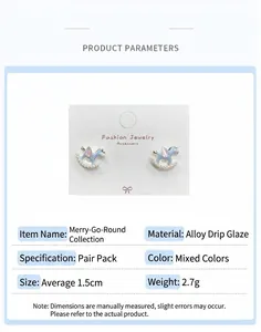 Detail of carousel earrings with dimensions of 1.5cm and light blue oil drip finish