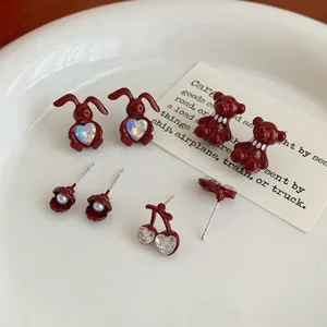 Rode emaille oorknopjes set met konijn, beer, kers en bloemige parel ontwerpen