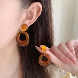 Vintage amber resin geometric hoop earrings with French retro style for women
