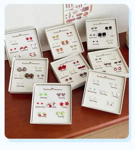 Set regalo da 7 paia di orecchini a lobo per ragazze con disegni a cuore e fiocco