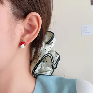 Graziosi orecchini a perno con mela e cucciolo in stile coreano indossati da una modella