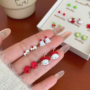 Set regalo da sette giorni di orecchini a lobo in argento con cane ciliegia e torta dolce