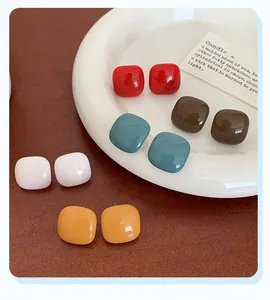 Set van minimalistische vierkante geometrische oorknopjes in diverse snoepkleuren en glans