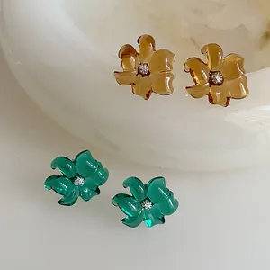 Pendientes de flores de resina vintage francesa en color ámbar y verde esmeralda con brillo