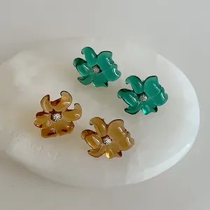Pendientes de resina con forma de flor en esmeralda y ámbar con circón incrustado