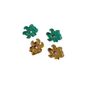 Pendientes de flores de resina en ámbar y verde con piedras brillantes centrales