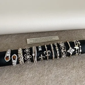 Luxuriöses Schmuckset mit Zirkonia-Blumenringen und Tigeraugen-Ohrringen in der Auslage