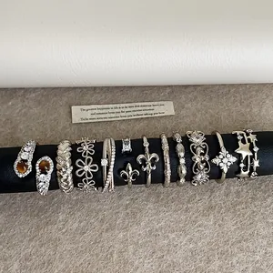 Detailansicht der Vintage-Ringe mit Blumen, Sternen, Zirkonia und Tigerauge-Steinen