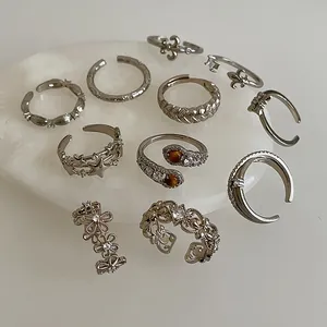 Detailansicht der silbernen Ringe mit Tigerauge und Blumen-Zirkon-Akzenten