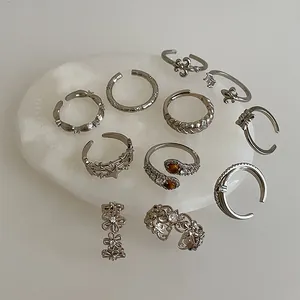 Detailansicht eines 11-teiligen silbernen Vintage-Ring-Sets mit Zirkonia und Sternblumen