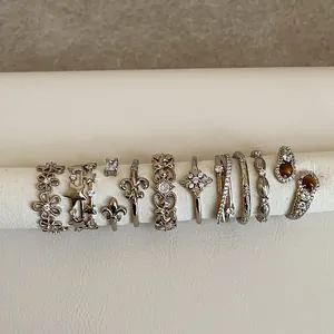 Nahaufnahme der Vintage-Silberringe mit Sternen, Blumen und braunem Tigerauge-Stein