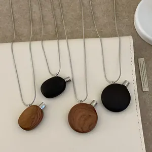 Collier Pendentif Flacon de Parfum en Bois Vintage pour Femmes Chaîne Serpent en Métal Minimaliste Bijoux de Chaîne de Pull