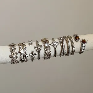Nahaufnahme von Vintage-Silberring-Set mit Zirkonia und Tigeraugen auf Display-Ständer