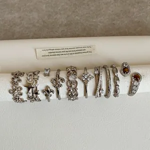 Makroaufnahme von 10 Vintage-Silberringen mit Tigerauge-Stein und Sternenmustern