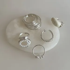 Ensemble de bagues argentées multicouches de luxe français avec perles et pierre
