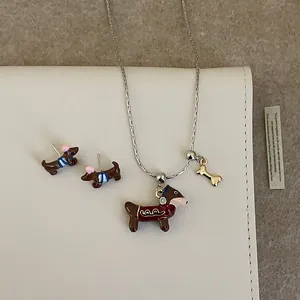 Parure bijoux teckel mignon avec pendentifs en émail coloré et charme d'os