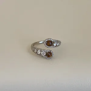 Detailansicht verstellbarer Ring mit braunen Tigerauge-Steinen und Zirkon-Akzenten