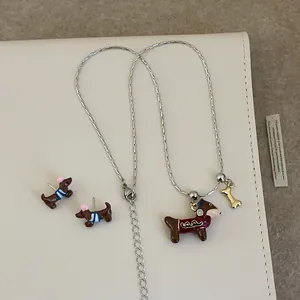 Parure bijoux teckel en émail comprenant un collier et des boucles d'oreilles clous