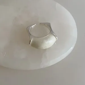 Détail macro d'une bague multicouche en argent de style français avec incrustation
