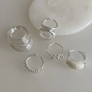 Ensemble de bagues multicouches en argent avec perles et détails en émail pour femme