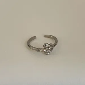 Makroaufnahme einer silbernen Lilie im Hohl-Design auf einem Vintage-Ring