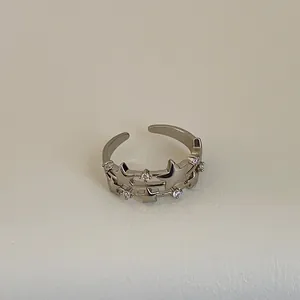 Detailaufnahme eines verstellbaren Silbersternrings mit kleinen Zirkonia-Stern-Akzenten