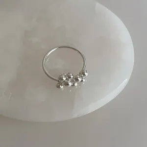 Détail macro de la bague multicouche en argent avec petits amas de perles polies