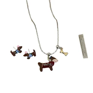 Parure de bijoux teckel cartoon avec collier pendentif émail et boucles d'oreilles assorties