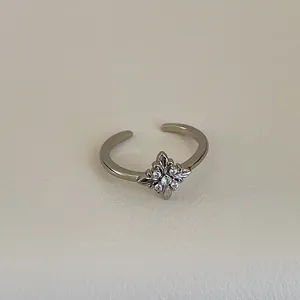Nahaufnahme eines Vintage-Silberrings mit Sternblumen-Motiv und glänzenden Zirkonia
