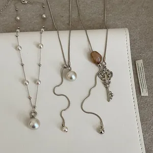 Collar con Colgante de Perla y Llave Retro de Lujo Ligero para Mujer Cadena de Serpiente Ajustable Bañada en Oro Plata Joyería