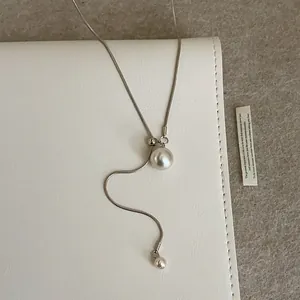 Elegante collar de serpiente plateado con perla redonda y colgante de borla ajustable