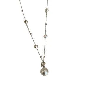 Elegante collar de cadena plateada con perlas blancas y un gran colgante de perla