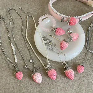 Conjunto de joyas con colgante de fresa rosa, collar y anillos para niñas