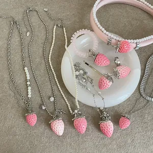 Conjunto de joyas con collar de colgante de fresa rosa y perlas para mujer