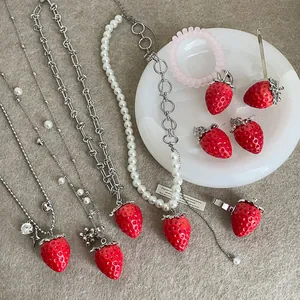 Süßes realistisches rotes Erdbeere Schmuckset mit Ketten Ohrringen und Ring für Damen