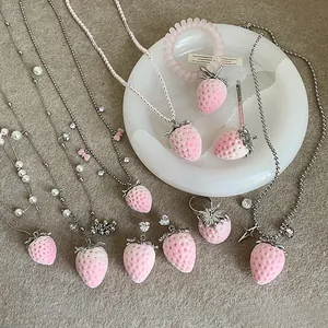 Süßes Pinkes Beflocktes Erdbeere Schmuckset Legierung Kunstperle Zirkonia Anhänger Halskette Ohrstecker Ring Haar-Accessoires Geschenk