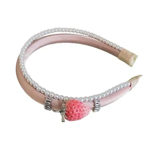 Diadema rosa de fresa con perlas blancas y detalles de diamantes para un estilo dulce