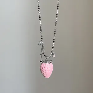 Detail der rosa beflockten Erdbeerkette mit silberner Kugelkette und Sternanhänger