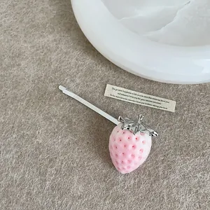 Detail der rosa beflockten Erdbeer-Haarspange mit Silberblatt auf neutralem Grund