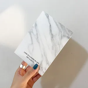 Caja de regalo para joyas con patrón de mármol blanco y cita motivadora impresa
