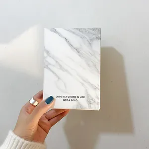 Elegante caja de regalo de mármol para pendientes con cita motivadora y exhibición de anillo