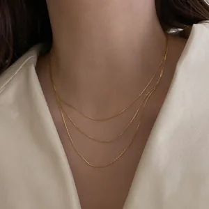 Collier doré à plusieurs rangs pour femme avec trois chaînes délicates et scintillantes