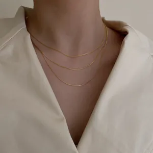Collier minimaliste à trois couches en maille serpent dorée pour femme style élégant