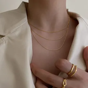 Collier multi-rangs doré minimaliste avec bagues à double anneau et nœud assorties
