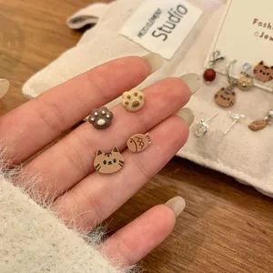 Conjunto de pendientes de tuerca de gato y pata para mujer con diseños divertidos