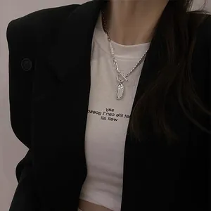 Collana vintage con pendente in metallo irregolare e perle d'acqua dolce argento