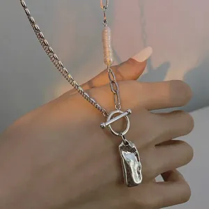 Collana di perle d'acqua dolce con ciondolo in metallo irregolare e chiusura a levetta