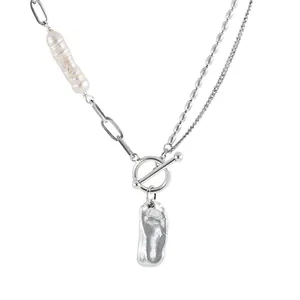 Collana con perle barocche con pendente in metallo irregolare e design multi-catena