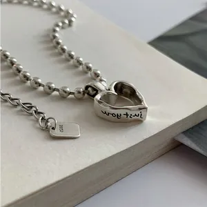 Détail macro collier chaîne à billes en argent S925 avec pendentif cœur Just You